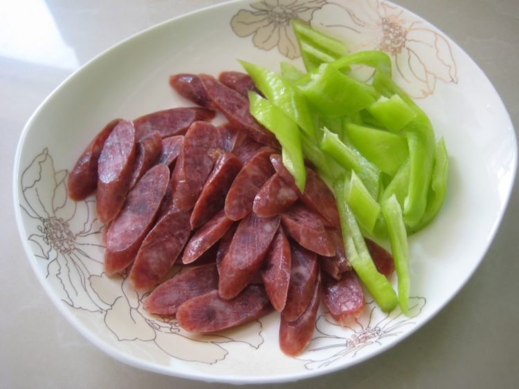 油豆炒香肠步骤2