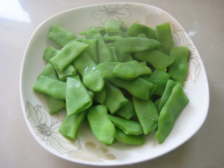油豆炒香肠步骤3