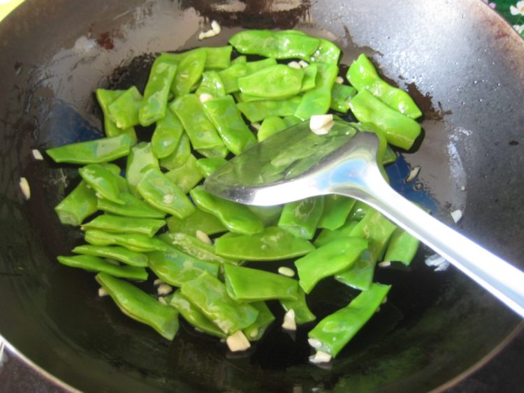 油豆炒香肠步骤5