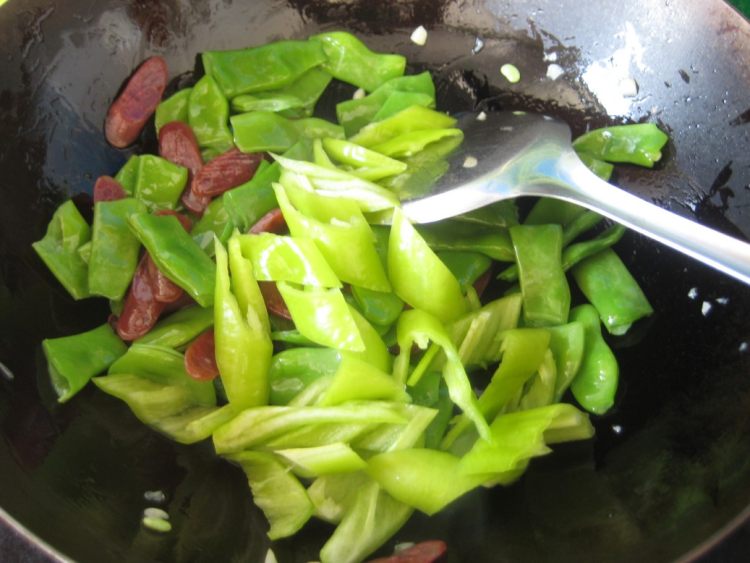 油豆炒香肠步骤7