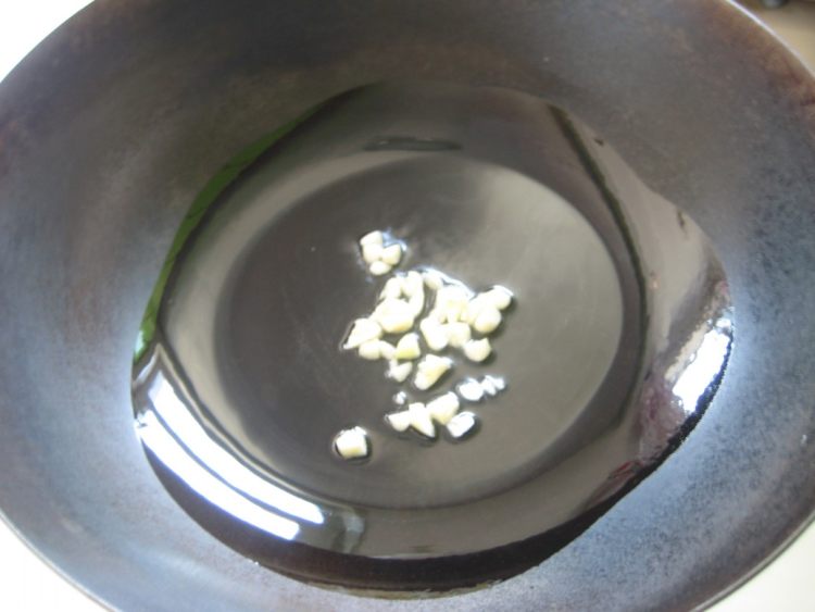 油豆炒香肠步骤4