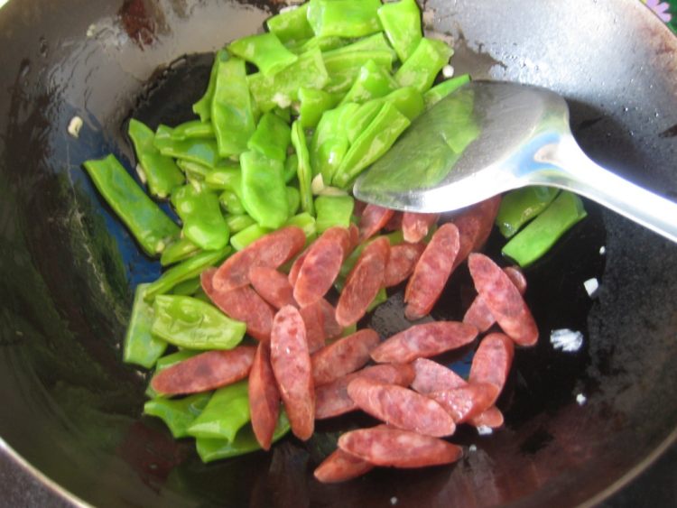 油豆炒香肠步骤6