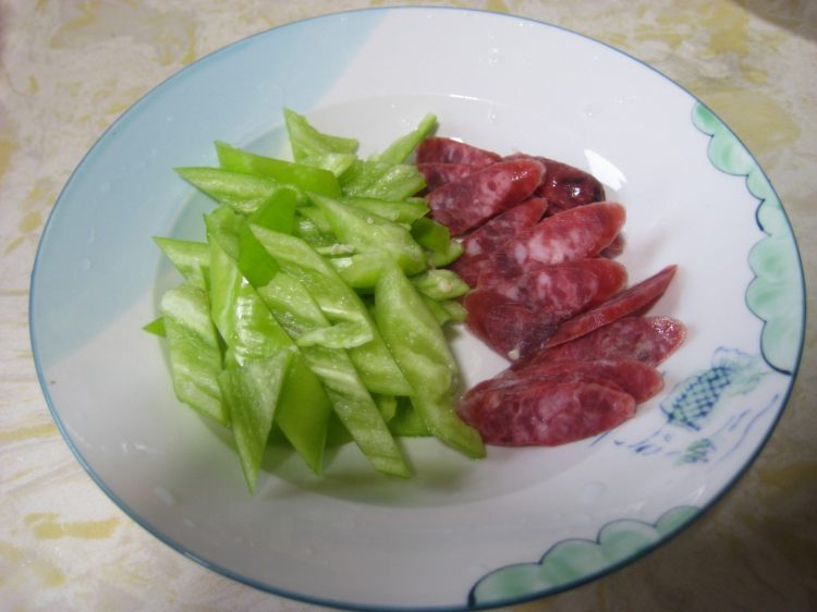 香肠炒马蹄步骤2
