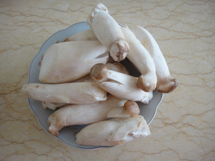 杏鲍菇炒香肠步骤1