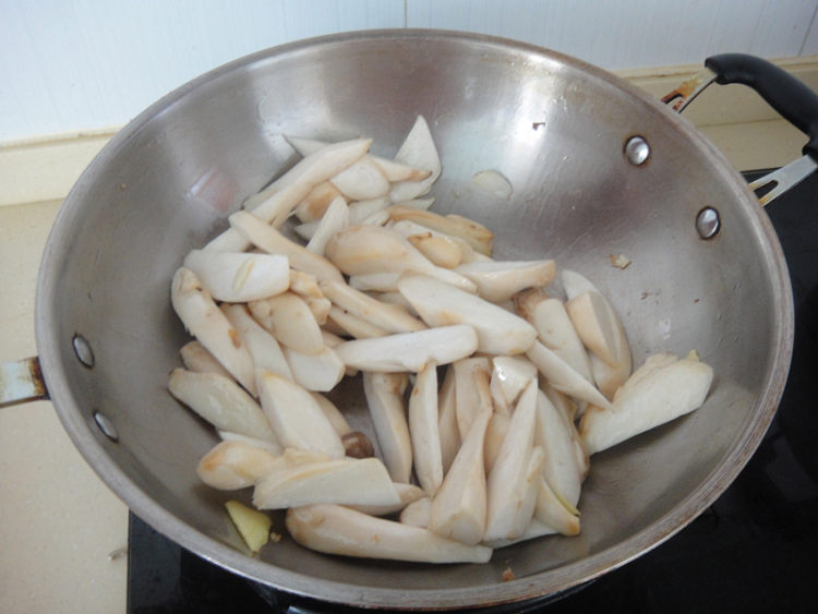 杏鲍菇炒香肠步骤6