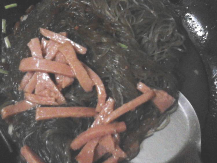 香肠炒粉丝步骤6