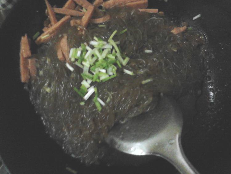 香肠炒粉丝步骤7