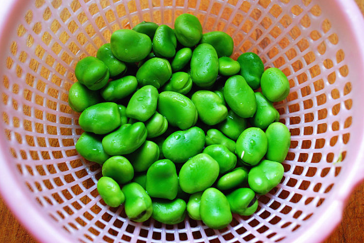 玉米香肠炒蚕豆步骤2
