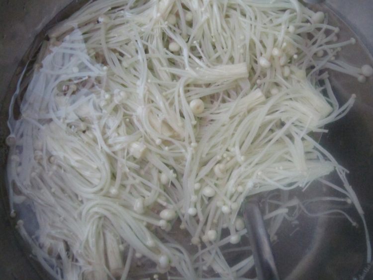 香肠鸡蛋炒金针菇步骤2