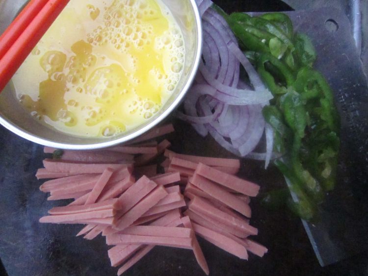 香肠鸡蛋炒金针菇步骤3