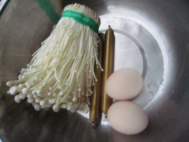 香肠鸡蛋炒金针菇步骤1