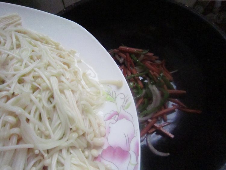 香肠鸡蛋炒金针菇步骤6