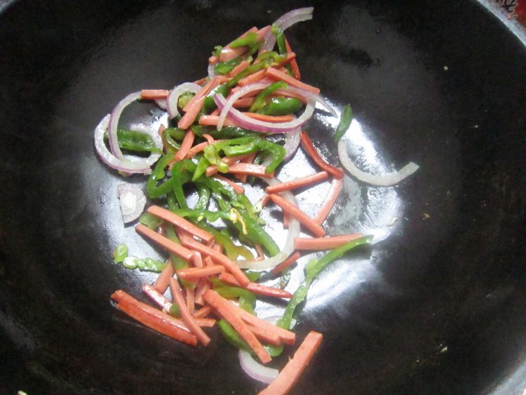 香肠鸡蛋炒金针菇步骤5
