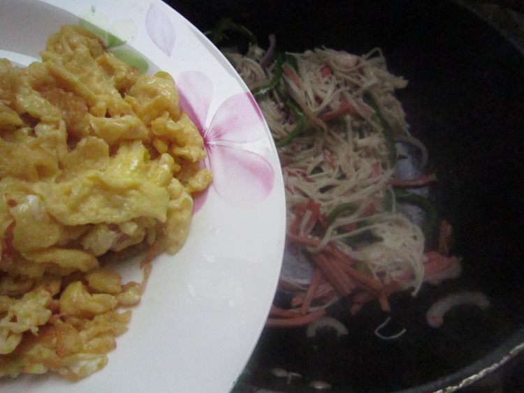 香肠鸡蛋炒金针菇步骤7