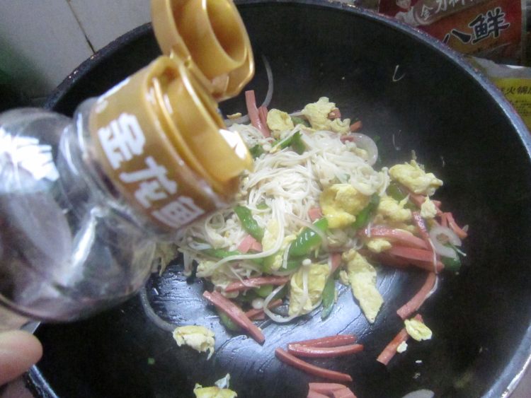 香肠鸡蛋炒金针菇步骤8