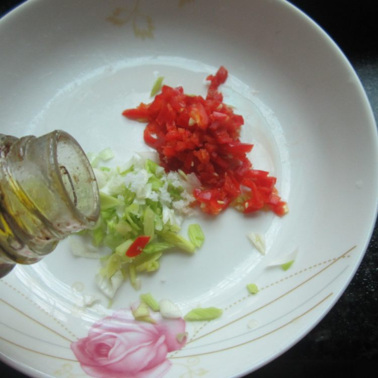 米椒蒜拌香肠丁步骤6