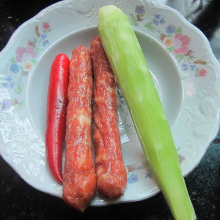 嫩莴笋煸香肠步骤1