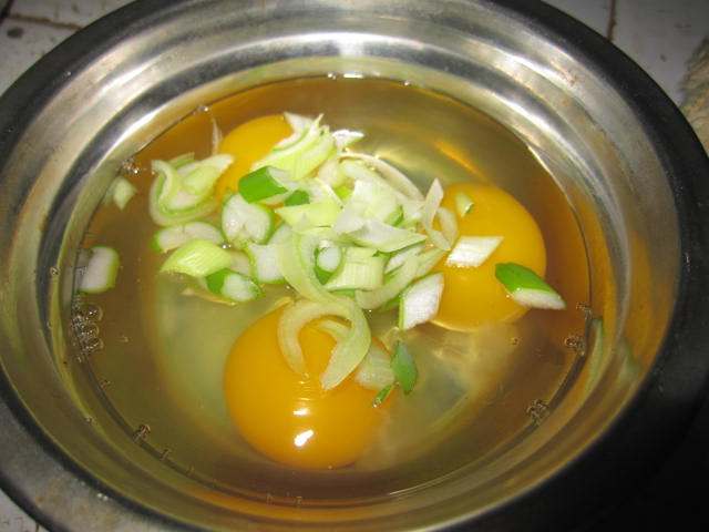 鸡蛋炒香肠步骤2