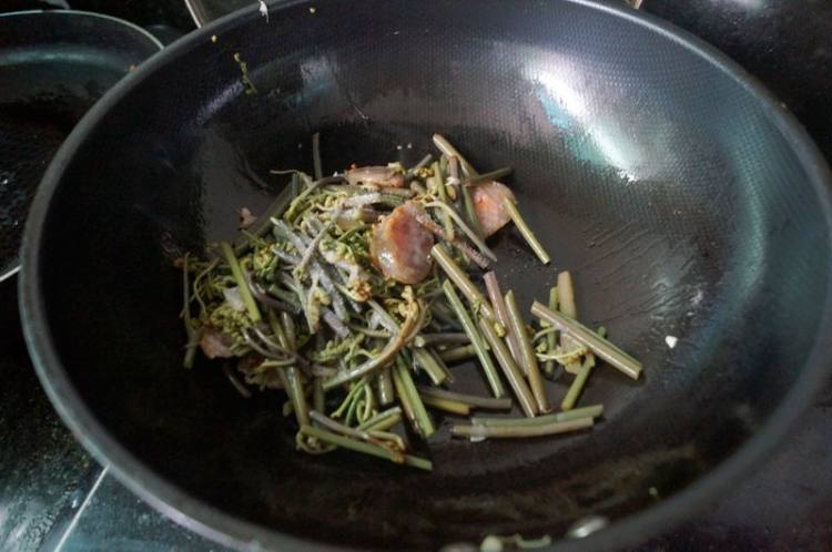 香肠炒蕨菜步骤4