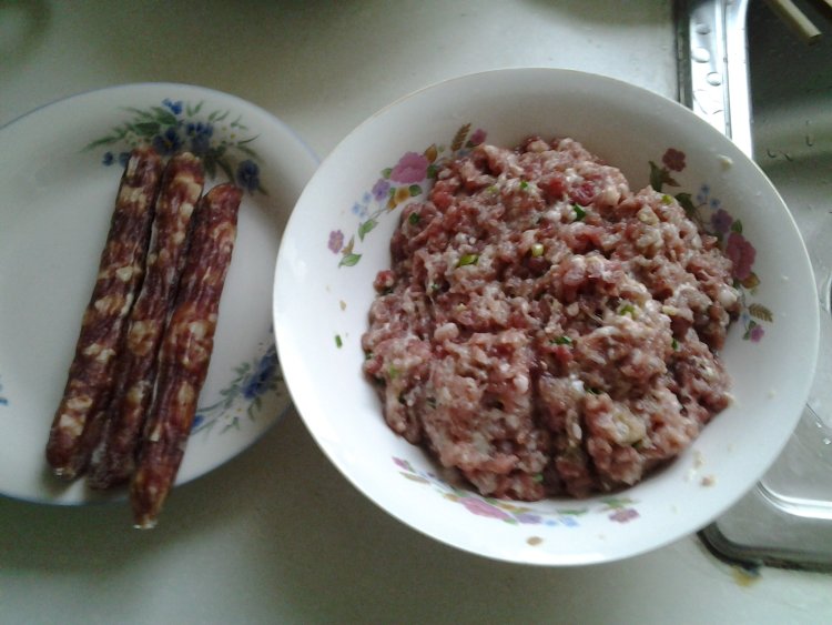 肉圆蒸香肠步骤1