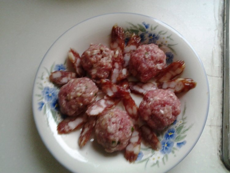 肉圆蒸香肠步骤2