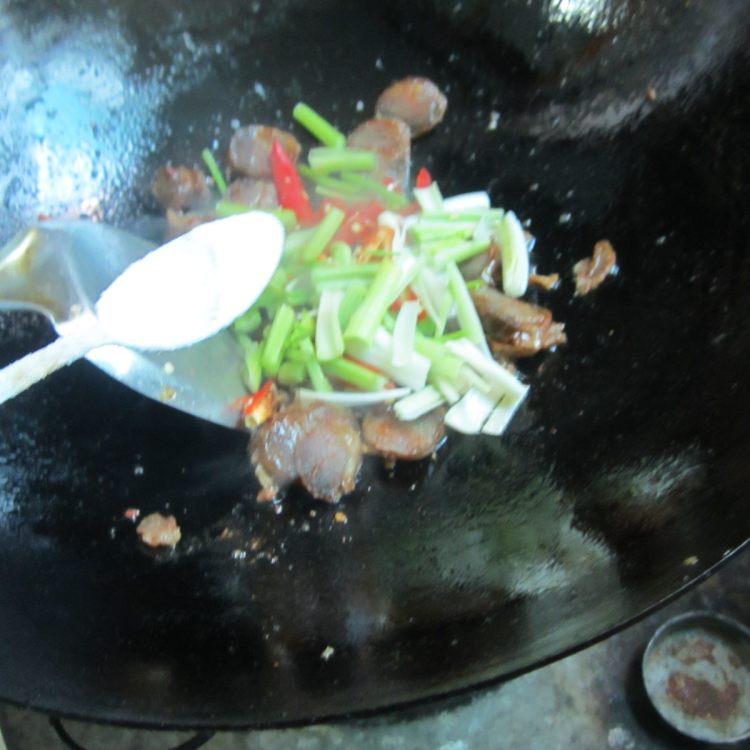 芹菜大蒜炒香肠步骤6