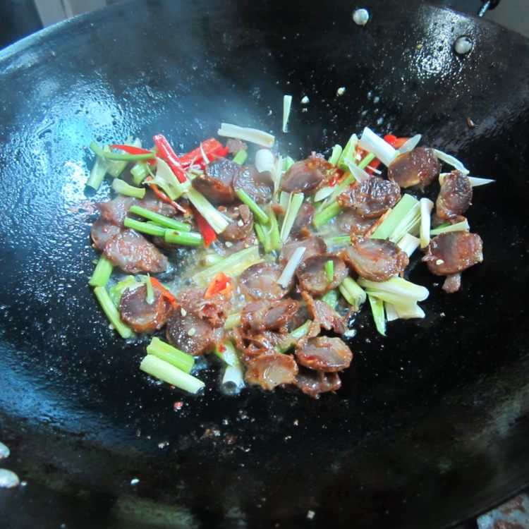 芹菜大蒜炒香肠步骤7
