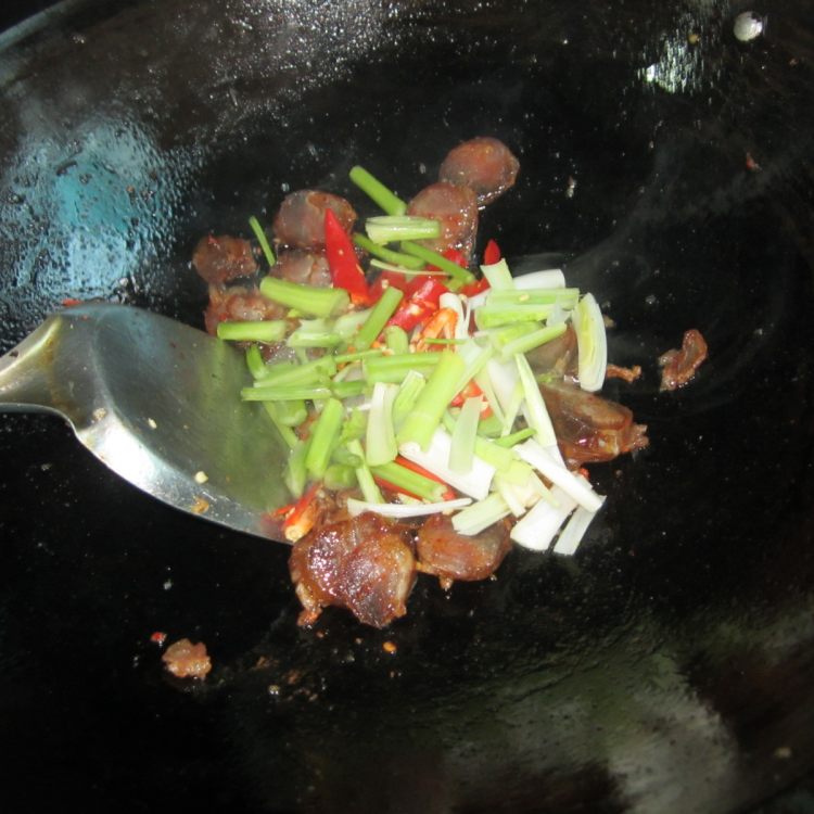 芹菜大蒜炒香肠步骤5