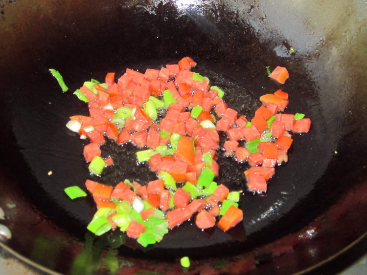 花菜香肠炒饭步骤5