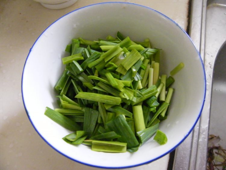 自发豆芽炒香肠步骤3