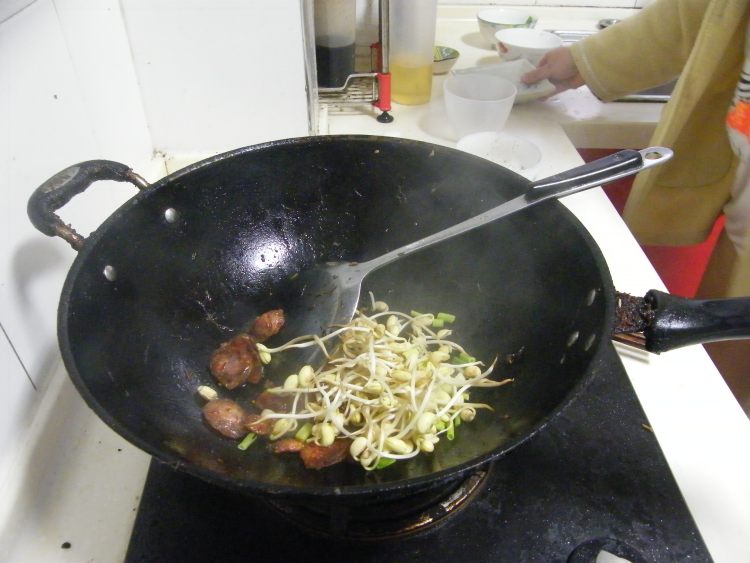 自发豆芽炒香肠步骤8