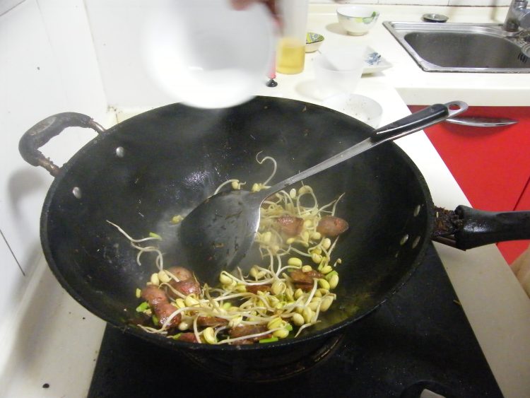 自发豆芽炒香肠步骤9