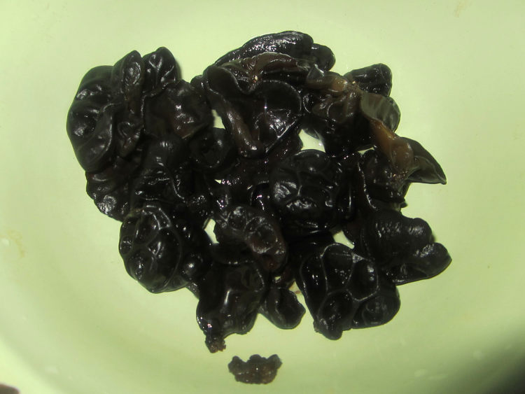 蒜油香肠拌木耳步骤1