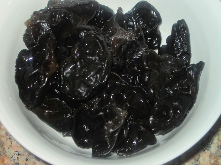 蒜油香肠拌木耳步骤3