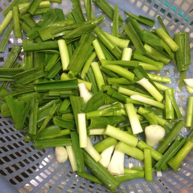 香肠炒蒜苗步骤1