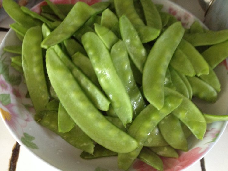香肠炒荷兰豆步骤2