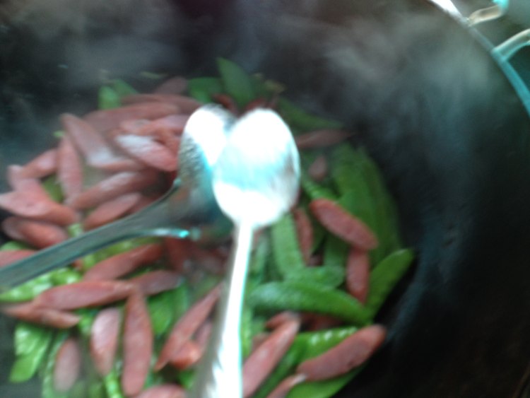 香肠炒荷兰豆步骤7