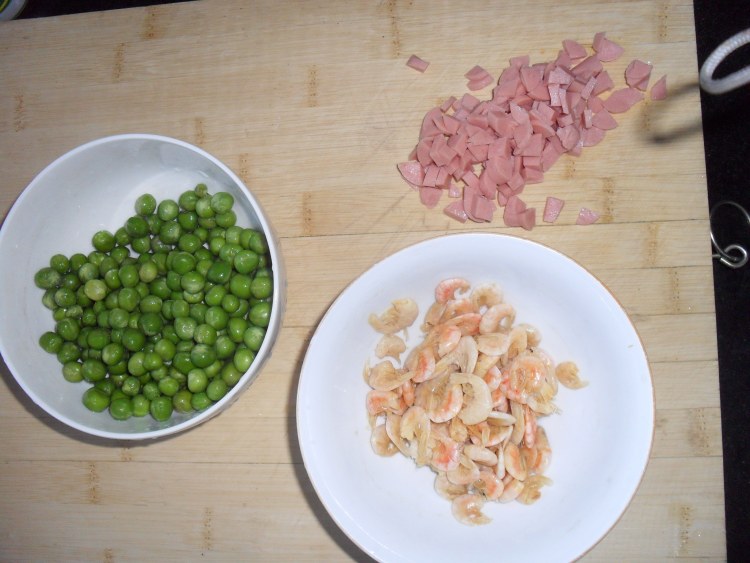 蘑菇丁豌豆香肠蛋炒饭步骤1