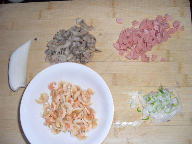蘑菇丁豌豆香肠蛋炒饭步骤2