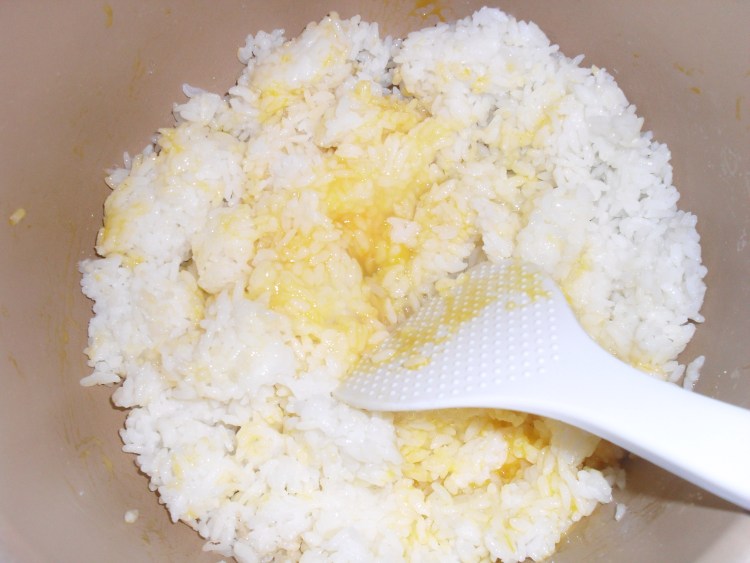 蘑菇丁豌豆香肠蛋炒饭步骤3