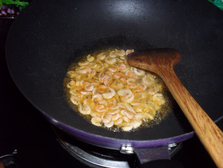 蘑菇丁豌豆香肠蛋炒饭步骤4