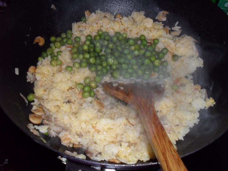 蘑菇丁豌豆香肠蛋炒饭步骤5