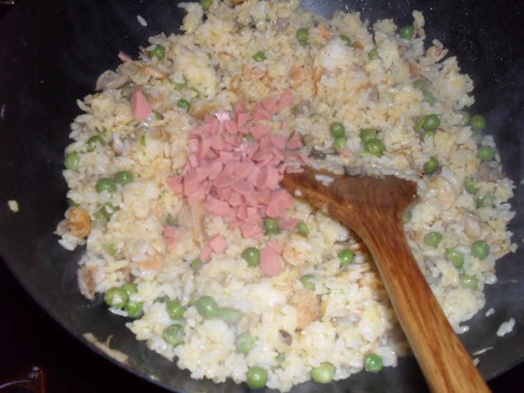 蘑菇丁豌豆香肠蛋炒饭步骤6