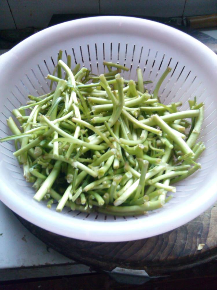 泥蒿炒香肠步骤1