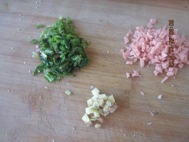 宝宝香肠青菜炒饭步骤2