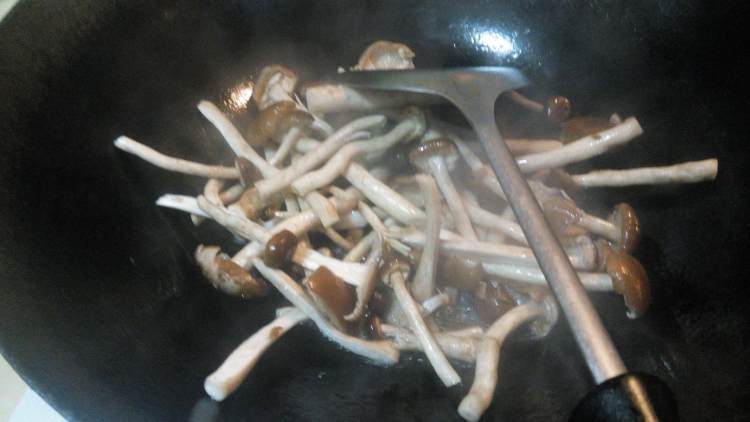 茶树菇炒香肠步骤4