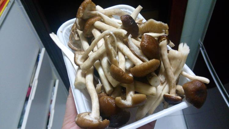 茶树菇炒香肠步骤1
