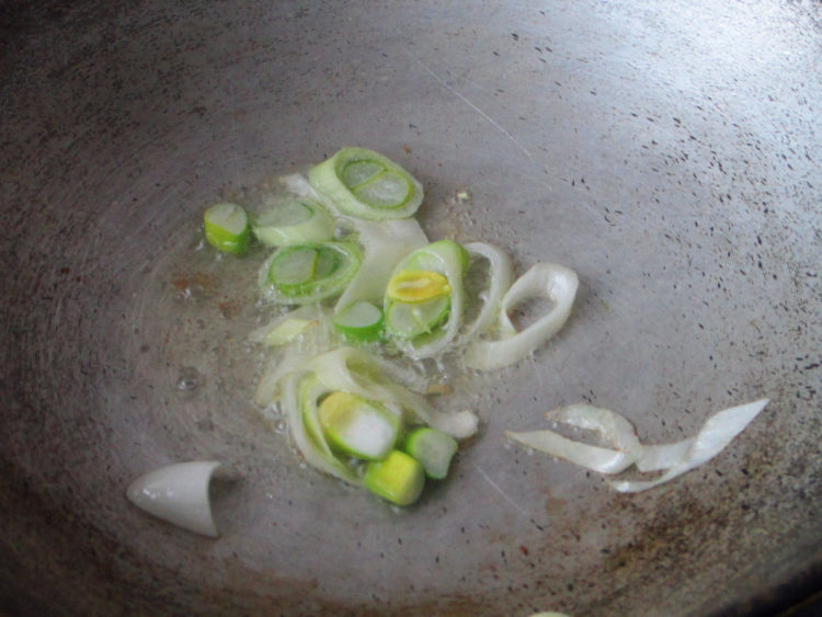 香肠卷心菜面步骤3