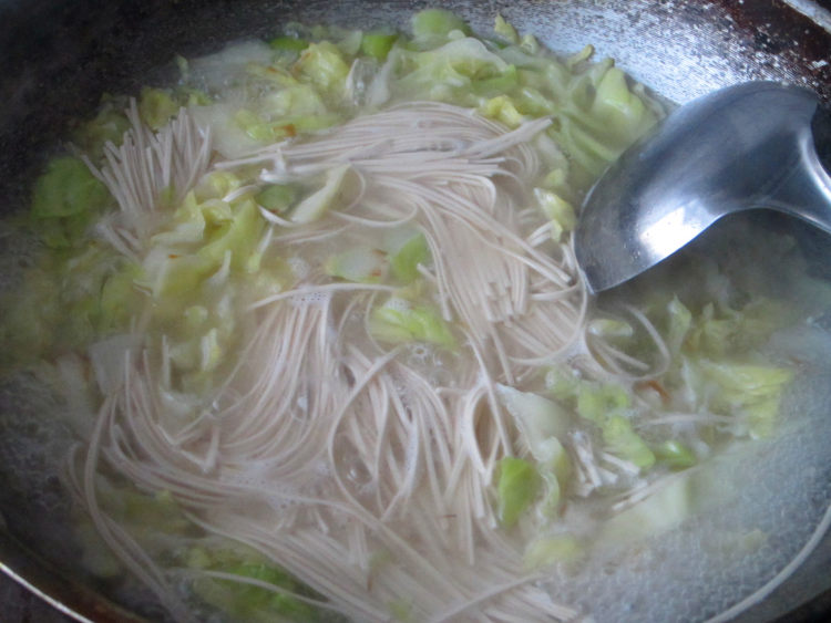 香肠卷心菜面步骤6