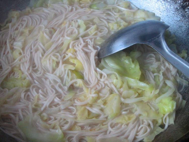 香肠卷心菜面步骤7